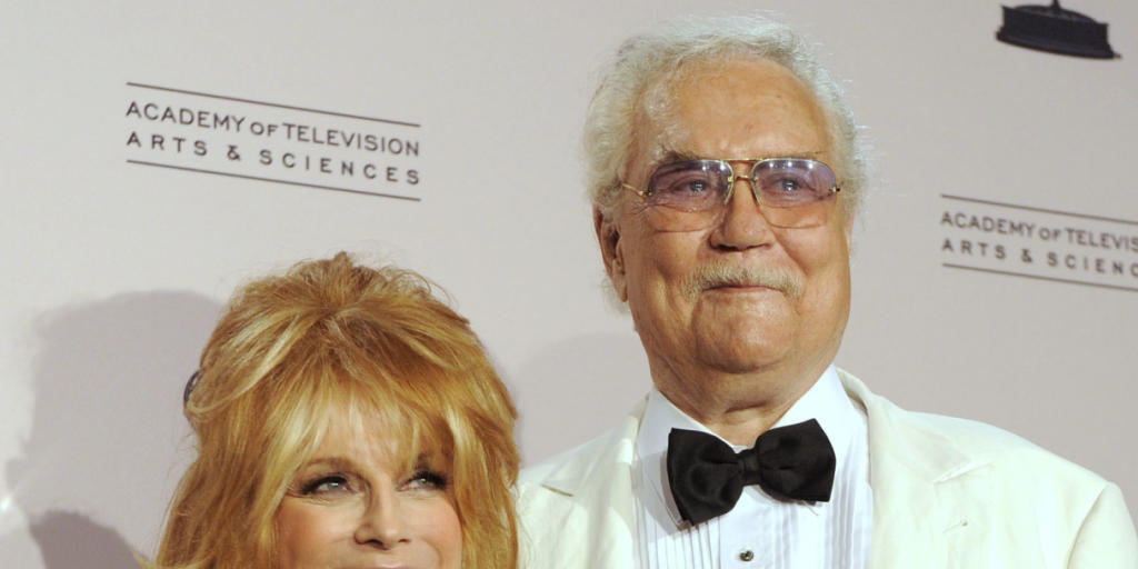 Der Schauspieler Roger Smith - hier mit seiner Frau, der Schauspielerin Ann-Margret - war in den 70er Jahren bekannt geworden durch die TV-Krimiserie "77 Sunset Strip". Nun ist er 84-jährig verstorben.