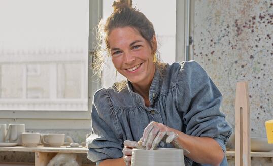 Jasmine Wettler in Grabs