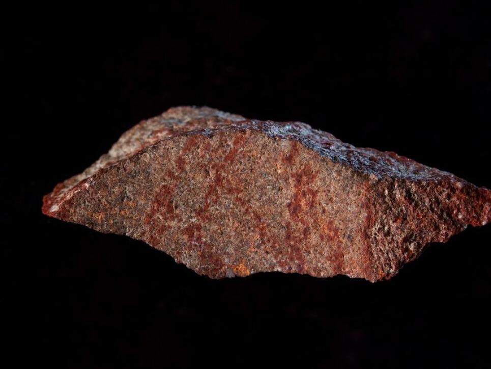 Das Linienmuster auf dem Stein ist mit rund 73'000 Jahren das älteste bekannte Zeugnis einer menschlichen Zeichnung.