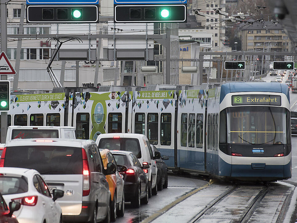 Ab kommenden Sonntag fährt das Tram der Linie 8 neu über die Hardbrücke in Zürich. Am Freitag wurde die Strecke feierlich eingeweiht. (KEYSTONE/Ennio Leanza)