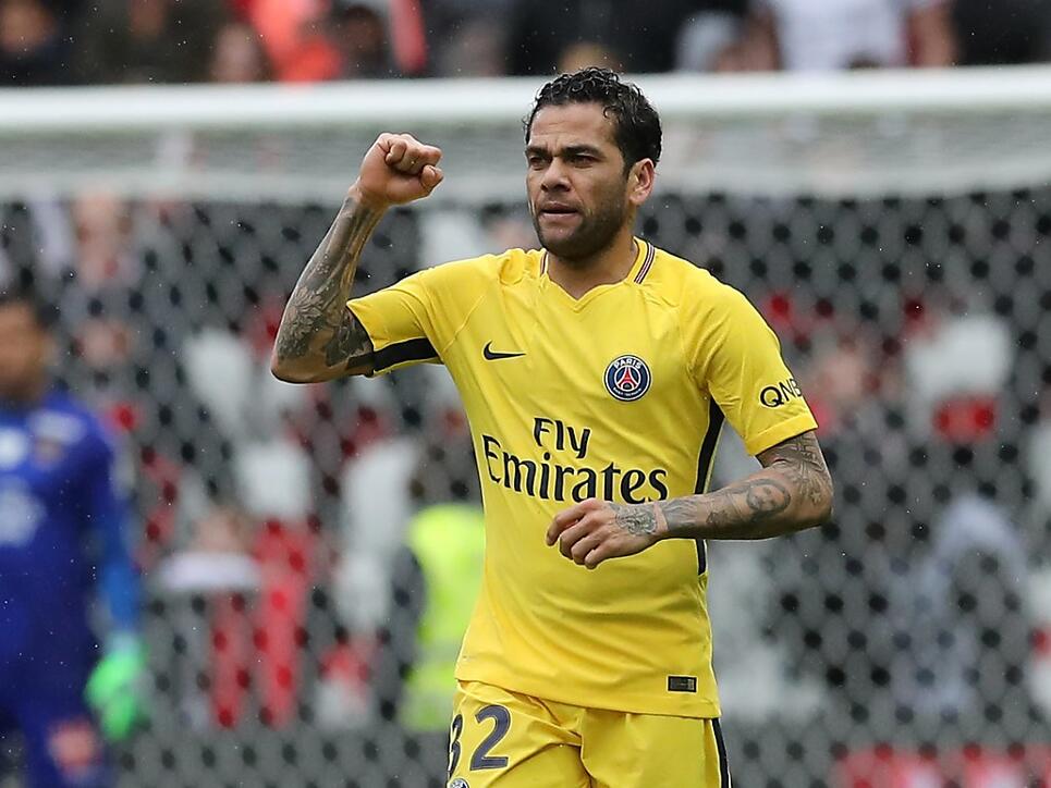 Dani Alves entschied mit seinem ersten Treffer in der Ligue 1 die Partie zwischen Nice und Paris Saint-Germain