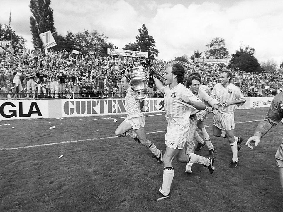 YB-Triumph im alten Wankdorf. Hier nach dem Cupsieg 1987: mit dem Pokal Martin Weber (vorne) und Jean-Marie Conz
