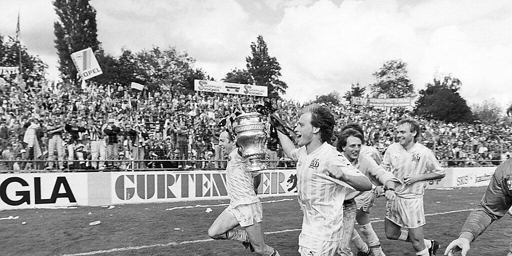 YB-Triumph im alten Wankdorf. Hier nach dem Cupsieg 1987: mit dem Pokal Martin Weber (vorne) und Jean-Marie Conz