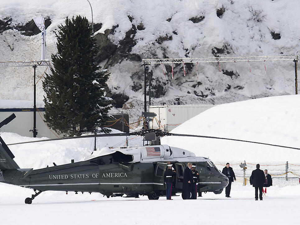US-Präsident Donald Trump steigt in Davos aus einem amerikanischen Black Hawk aus.