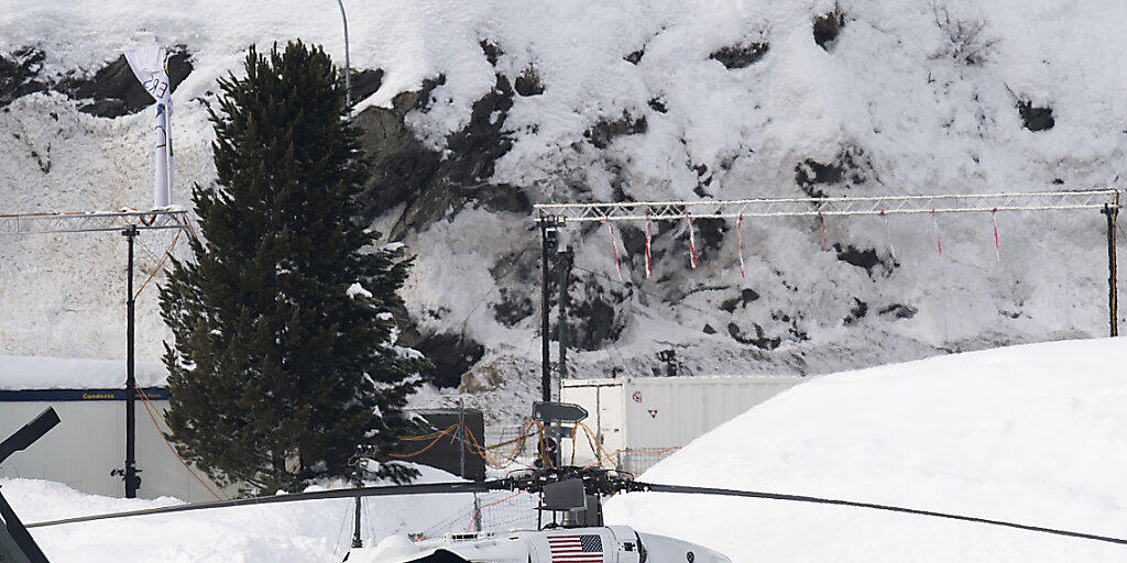 US-Präsident Donald Trump steigt in Davos aus einem amerikanischen Black Hawk aus.