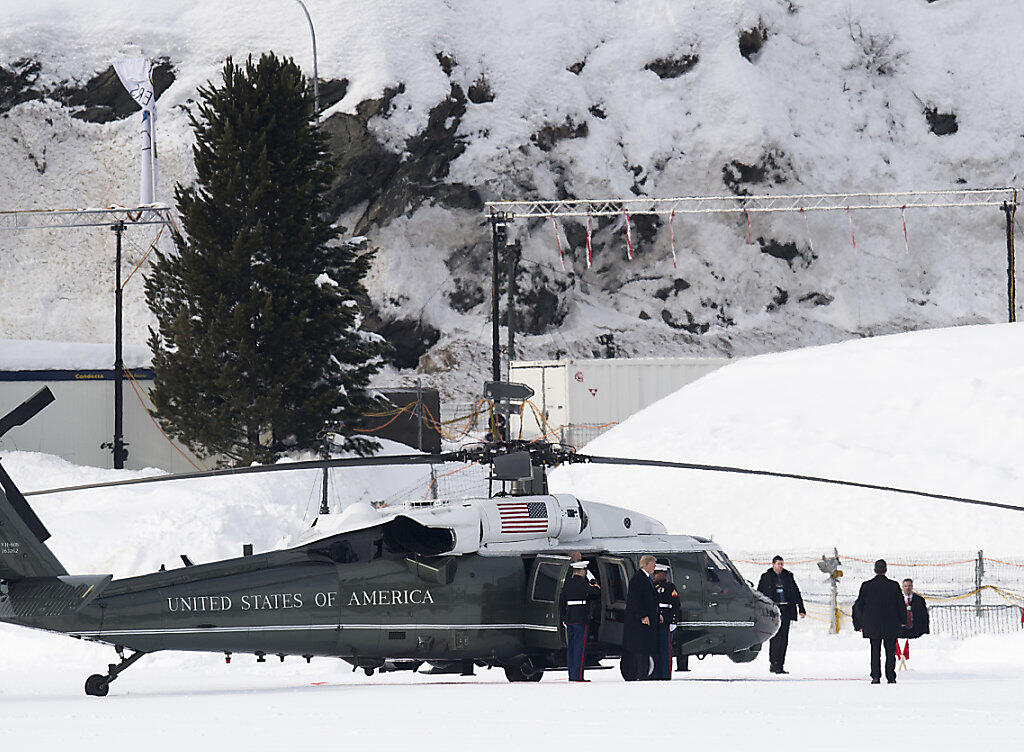 US-Präsident Donald Trump steigt in Davos aus einem amerikanischen Black Hawk aus.