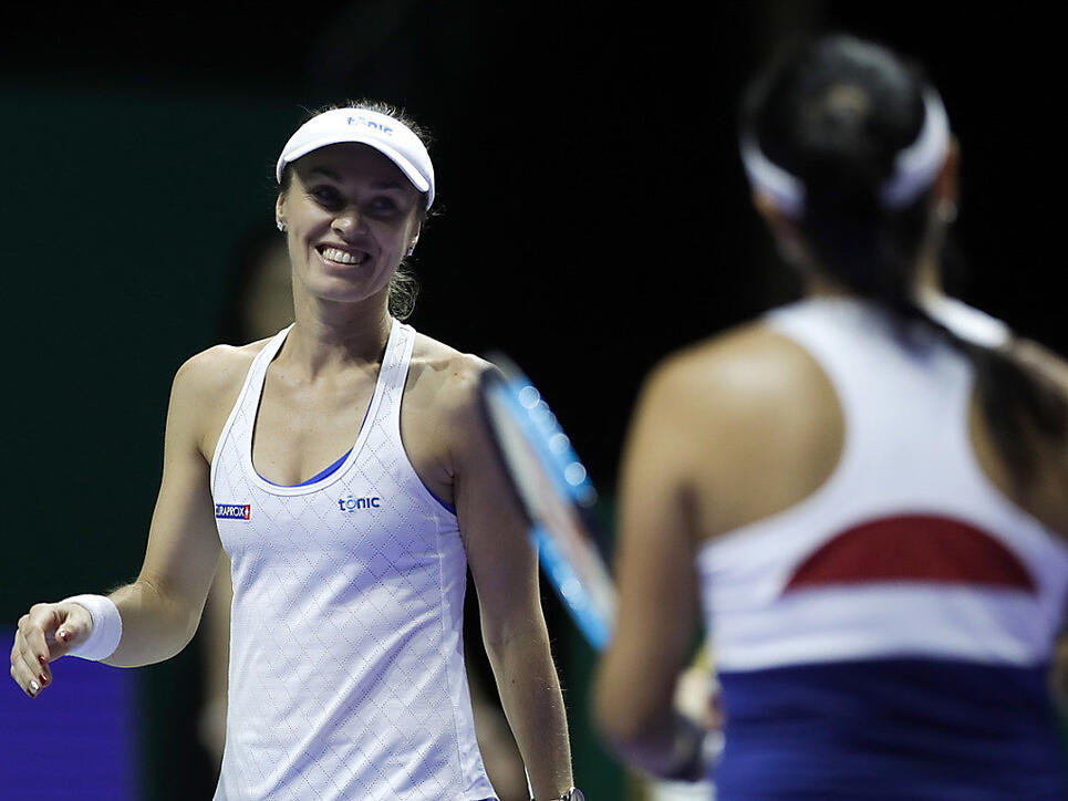 Martina Hingis und ihre Partnerin Chan Yung-jan aus Taiwan während des halbfinals an den WTA-Finals in Singapur