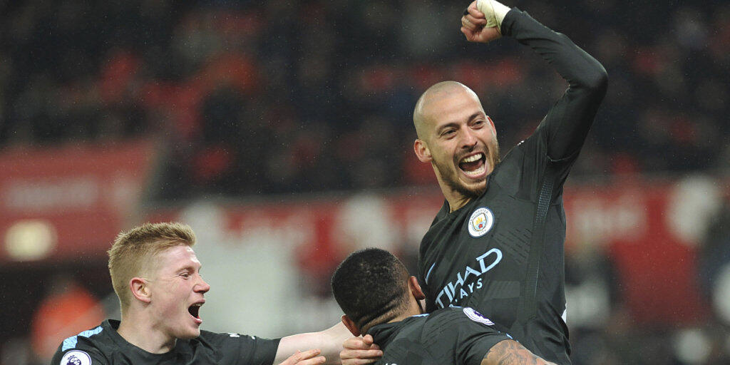 Keine Haare, aber viel Freude: Manchester Citys Doppeltorschütze David Silva (rechts) wird gefeiert
