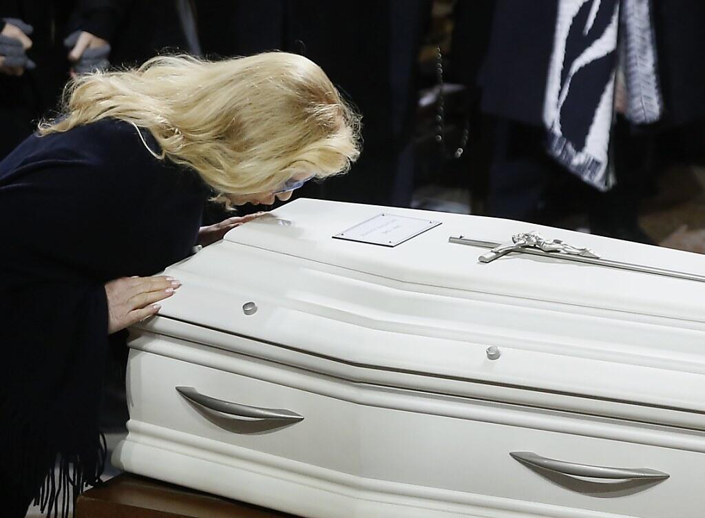 Vor der Beerdigung in der Karibik haben Freunde und Fans in Paris am weissen Sarg von Johnny Hallyday vom Rockstar Abschied genommen. (Archivbild) Vor der Beerdigung in der Karibik haben Freunde und Fans in Paris am weissen Sarg von Johnny Hallyday vom Rockstar Abschied genommen. (Archivbild)