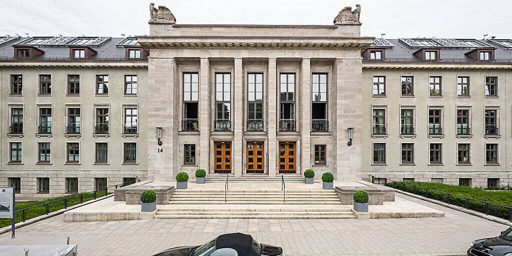 Das ehemalige Generalkommando der Wehrmacht in Hamburg. In dem Gebäudekomplex befinden sich heute Luxus-Wohnungen. Foto: Daniel Reinhardt/dpa