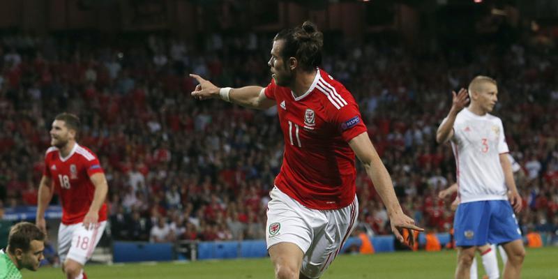 Gareth Bale bejubelt sein 3:0 - als erster Spieler seit van Nistelrooy und Baros vor zwölf Jahren gelingt Bale in jedem Gruppenspiel mindestens ein Tor Gareth Bale bejubelt sein 3:0 - als erster Spieler seit van Nistelrooy und Baros vor zwölf Jahren gelingt Bale in jedem Gruppenspiel mindestens ein Tor