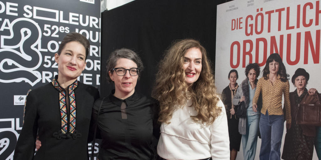 Erste Erfolge für "Die Göttliche Ordnung": Rachel Braunschweig (r) wurde am Schweizer Filmpreis für ihre Nebenrolle ausgezeichnet, Regisseurin Petra Volpe (M) für das Beste Drehbuch - auch Hauptdarstellerin Marie Leuenberger (l) könnte heute Abend noch gewinnen. (Archivbild) Erste Erfolge für "Die Göttliche Ordnung": Rachel Braunschweig (r) wurde am Schweizer Filmpreis für ihre Nebenrolle ausgezeichnet, Regisseurin Petra Volpe (M) für das Beste Drehbuch - auch Hauptdarstellerin Marie Leuenberger (l) könnte heute Abend noch gewinnen. (Archivbild)