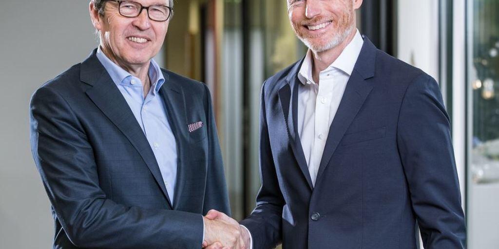 Mobiliar beteiligt sich mit 25 Prozent an Ringier. Die Chefs der beiden Konzerne bekräftigen den Deal mit einem Handschlag: Ringier-CEO Marc Walder (rechts) und Markus Hongler von der Mobiliar.