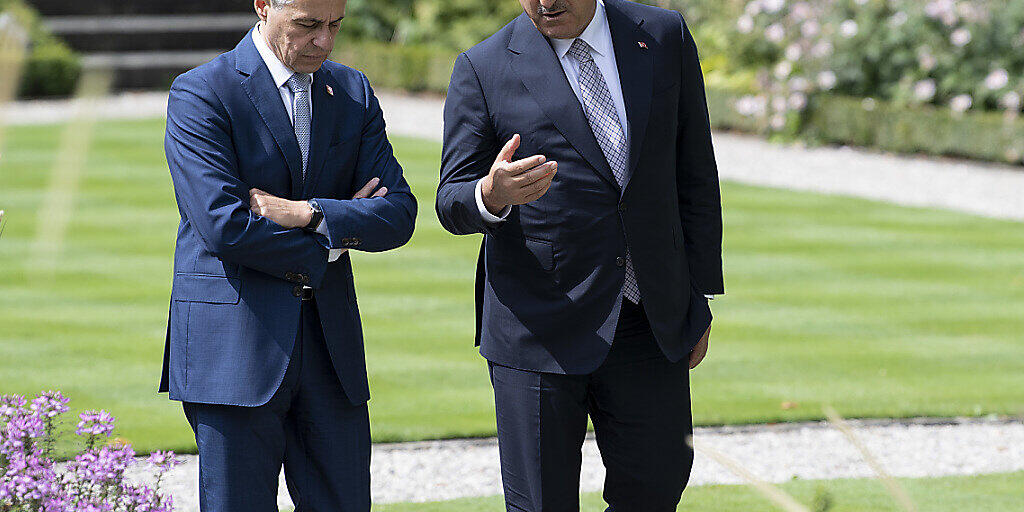 Die beiden Aussenminister Cassis und Çavuşoğlu im Gespräch auf dem bundesrätlichen Landgut Lohn in Kehrsatz.
