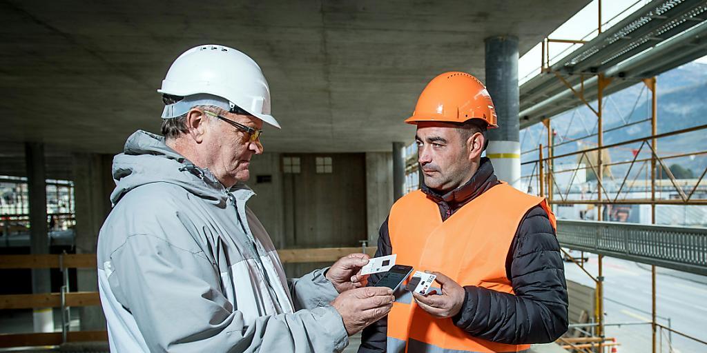 Arbeitsinspektoren können anhand des elektronischen Ausweises auf den Baustellen sofort überprüfen, ob die Sozialabgaben des Arbeitnehmers bezahlt worden sind und ob dieser einen Arbeitsvertrag hat.