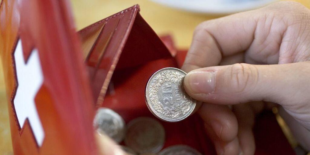 In der Schweiz haben die reichsten 20 Prozent der Bevölkerung durchschnittlich 4,4 Mal mehr Geld zur Verfügung als die ärmsten 20 Prozent. Der Bund sorgt durch staatliche Umverteilung dafür, dass das Ungleichgewicht sich nicht verstärkt. (Archivbild) In der Schweiz haben die reichsten 20 Prozent der Bevölkerung durchschnittlich 4,4 Mal mehr Geld zur Verfügung als die ärmsten 20 Prozent. Der Bund sorgt durch staatliche Umverteilung dafür, dass das Ungleichgewicht sich nicht verstärkt. (Archivbild)