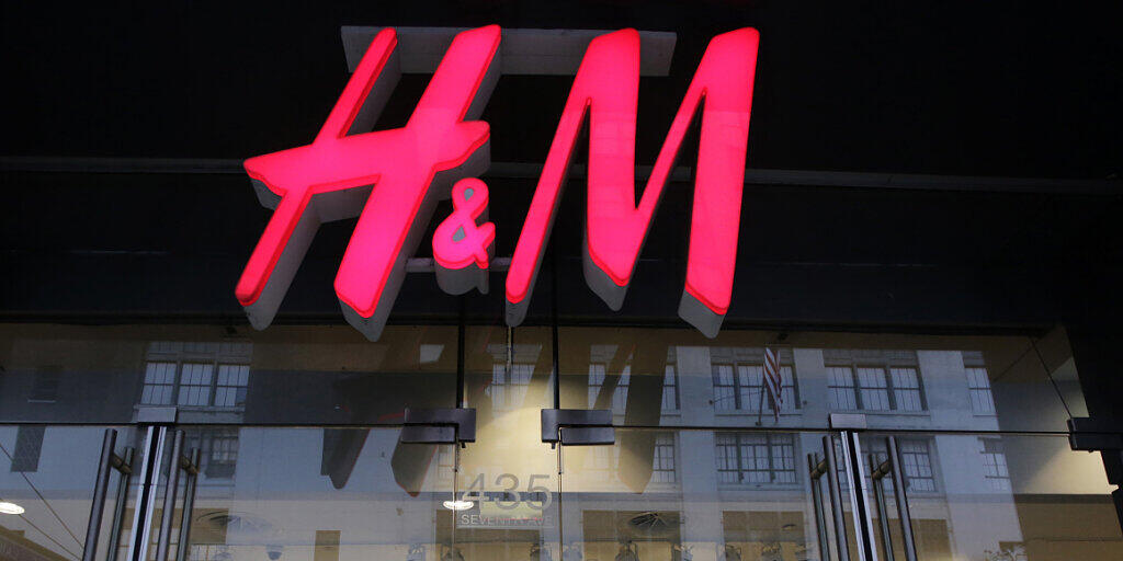 Scharfer Wettbewerb in der Modebranche: Etwa im Online-Vertrieb hinkte H&M in den vergangenen Jahren hinterher. (Archivbild)