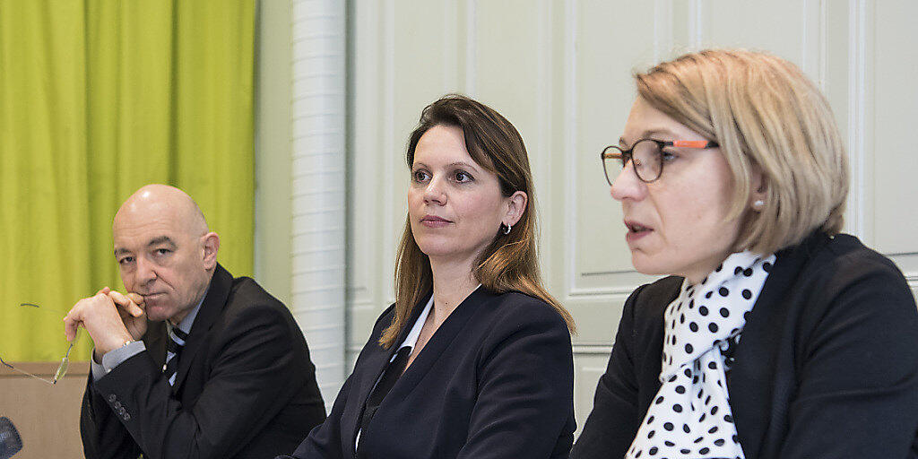 Daniel Jositsch (SP/ZH), Chantal Galladé (Mitte, SP/ZH) und Yvonne Feri (SP/AG) erläutern die Positionen der Reformorientierten Plattform der SP Schweiz zur öffentlichen Sicherheit. Die Plattform bekennt sich zur Beschaffung neuer Kampfjets.