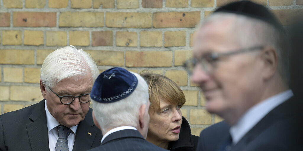 Bundespräsident Steinmeier (links) mit seiner Gattin Elke Büdenbender an der Synagoge von Halle. Bundespräsident Steinmeier (links) mit seiner Gattin Elke Büdenbender an der Synagoge von Halle.