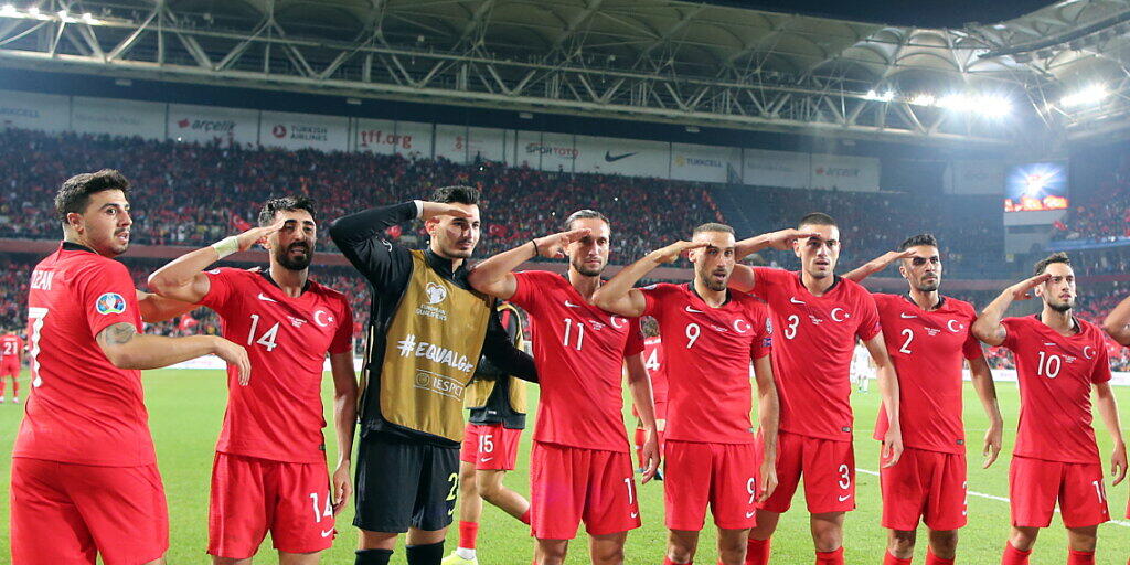 Nach dem Sieg in der EM-Qualifikation über Albanien salutieren einige türkische Spieler vor den Fans