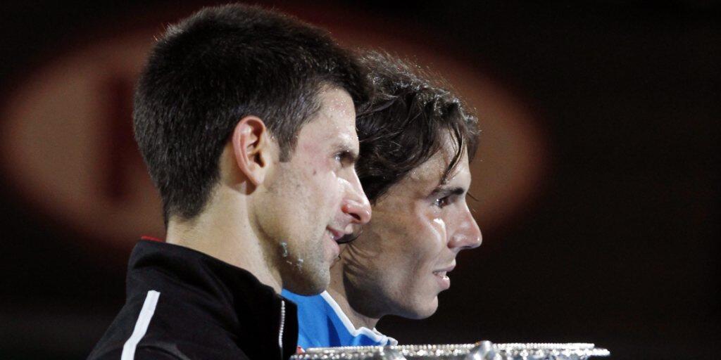 Erschöpft nach einem epischen Duell: 2012 gewann Novak Djokovic (li.) am Australian Open gegen Rafael Nadal den längsten Grand-Slam-Final der Geschichte