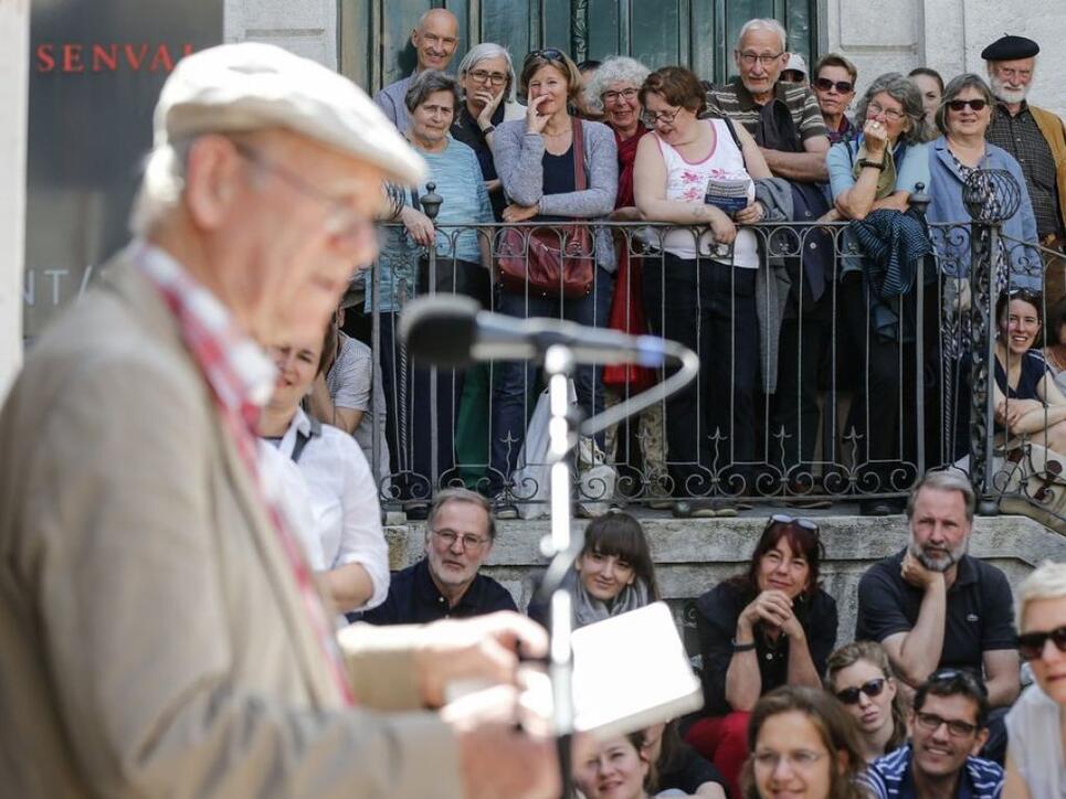 (Fast) Alle Jahre wieder: Franz Hohler zieht das Publikum an die Solothurner Literaturtage - seit 40 Jahren, so lange besteht der Anlass schon. Hohler als eines der Gründungsmitglieder wird deshalb zum Jubiläum nicht fehlen. (Archivbild)