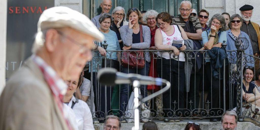 (Fast) Alle Jahre wieder: Franz Hohler zieht das Publikum an die Solothurner Literaturtage - seit 40 Jahren, so lange besteht der Anlass schon. Hohler als eines der Gründungsmitglieder wird deshalb zum Jubiläum nicht fehlen. (Archivbild)
