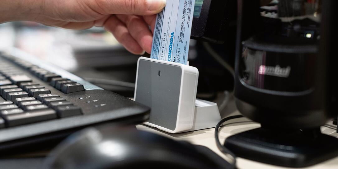 KRANKENVERSICHERUNGSKARTE, KVG, SCHWEIZERISCHE KRANKENVERSICHERUNGSKARTE, VERSICHERUNGSKARTE, KRANKENKASSE, SCHWEIZERISCHE VERISCHERUNGSKARTE, KRANKENKASSE, KRANKENKASSEN, KRANKENKASSENKARTE, VERSICHERUNGSKARTE, SYMBOLBILD, APOTHEKE,