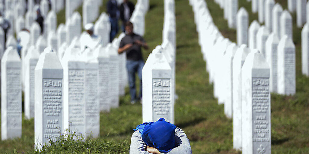 Geben niederländischen Uno-Soldaten die Mitschuld am Tod ihrer Söhne: die "Mütter von Srebrenica" auf dem Friedhof der Tausenden von serbischen Nationalisten ermordeten Muslime in Bosnien.