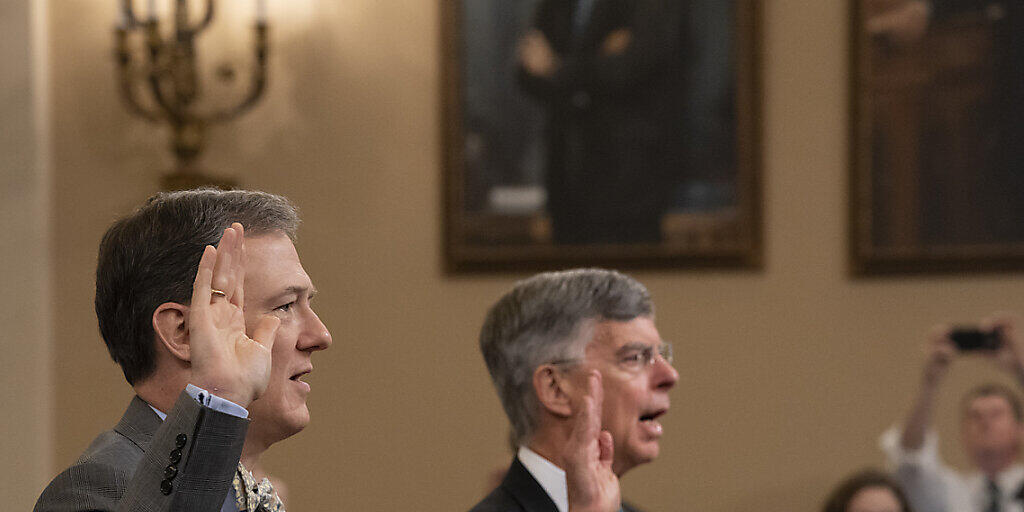 Der Diplomat George Kent (links) und der geschäftsführende US-Botschafter in der Ukraine, William Taylor (Mitte), werden vor den Anhörungen im US-Repräsentantenhaus in Washington eingeschworen.