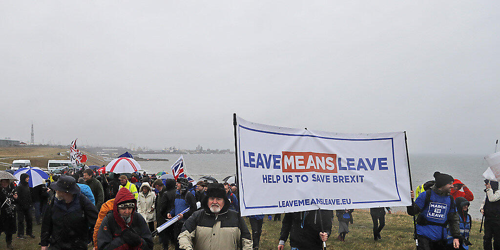 Brexit-Anhänger starten einen Protestmarsch zur Rettung des Austritts Grossbritanniens aus der EU.
