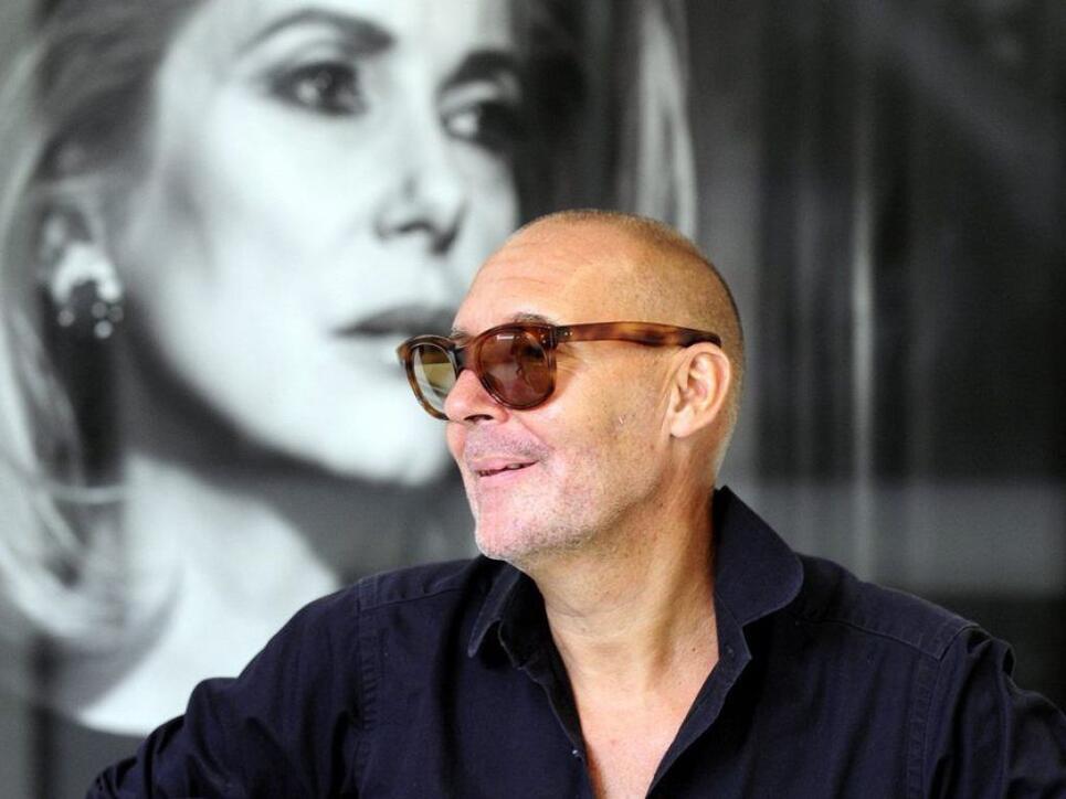 Der weltbekannte Schweizer Mode- und Porträt-Fotograf Michel Comte - hier vor einem Porträt von Catherine Deneuve - präsentiert an der photo18 in Zürich Bilder von Gletschern. Damit begehe er nicht neue Wege, sagt er: Das Projekt der schwindenden Gletscher verfolge er schon seit 35 Jahren. (Archiv)