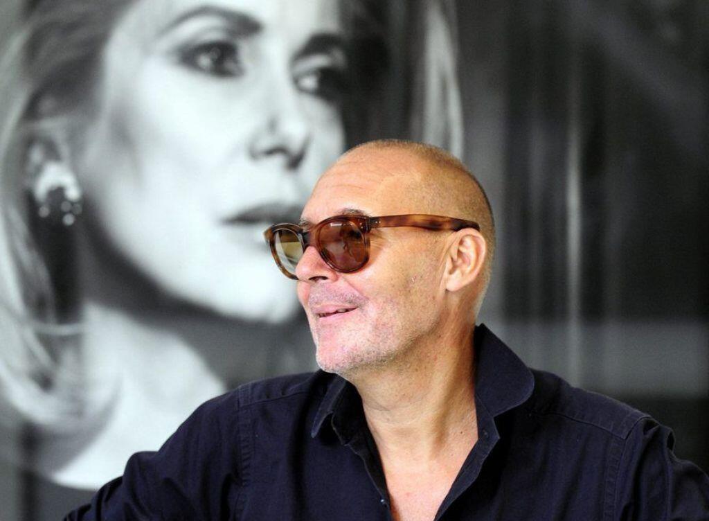 Der weltbekannte Schweizer Mode- und Porträt-Fotograf Michel Comte - hier vor einem Porträt von Catherine Deneuve - präsentiert an der photo18 in Zürich Bilder von Gletschern. Damit begehe er nicht neue Wege, sagt er: Das Projekt der schwindenden Gletscher verfolge er schon seit 35 Jahren. (Archiv) Der weltbekannte Schweizer Mode- und Porträt-Fotograf Michel Comte - hier vor einem Porträt von Catherine Deneuve - präsentiert an der photo18 in Zürich Bilder von Gletschern. Damit begehe er nicht neue Wege, sagt er: Das Projekt der schwindenden Gletscher verfolge er schon seit 35 Jahren. (Archiv)