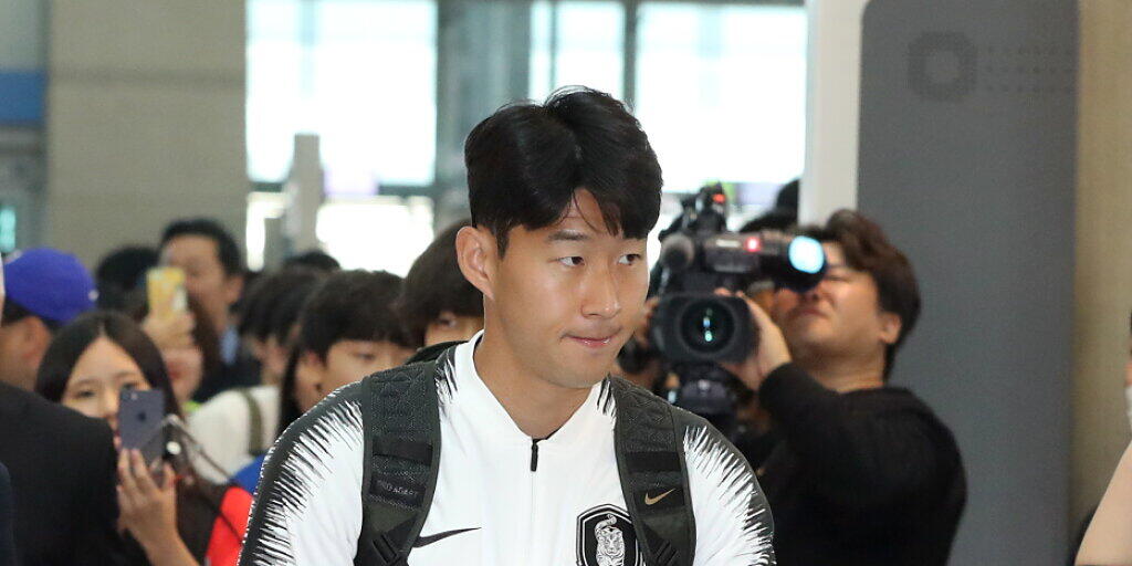 Südkoreas Superstar Heung-Min Son vor dem Abflug am Flughafen in Seoul