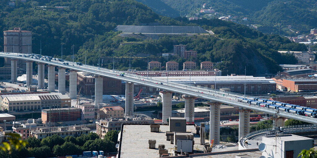 Eine Woche vor der feierlichen Eröffnung der neuen Autobahnbrücke in der italienischen Hafenstadt Genua hat das renommierte Orchester der Akademie Nazionale di Santa Cecilia am Fuss des Bauwerks ein Konzert gegeben. Eine Woche vor der feierlichen Eröffnung der neuen Autobahnbrücke in der italienischen Hafenstadt Genua hat das renommierte Orchester der Akademie Nazionale di Santa Cecilia am Fuss des Bauwerks ein Konzert gegeben.