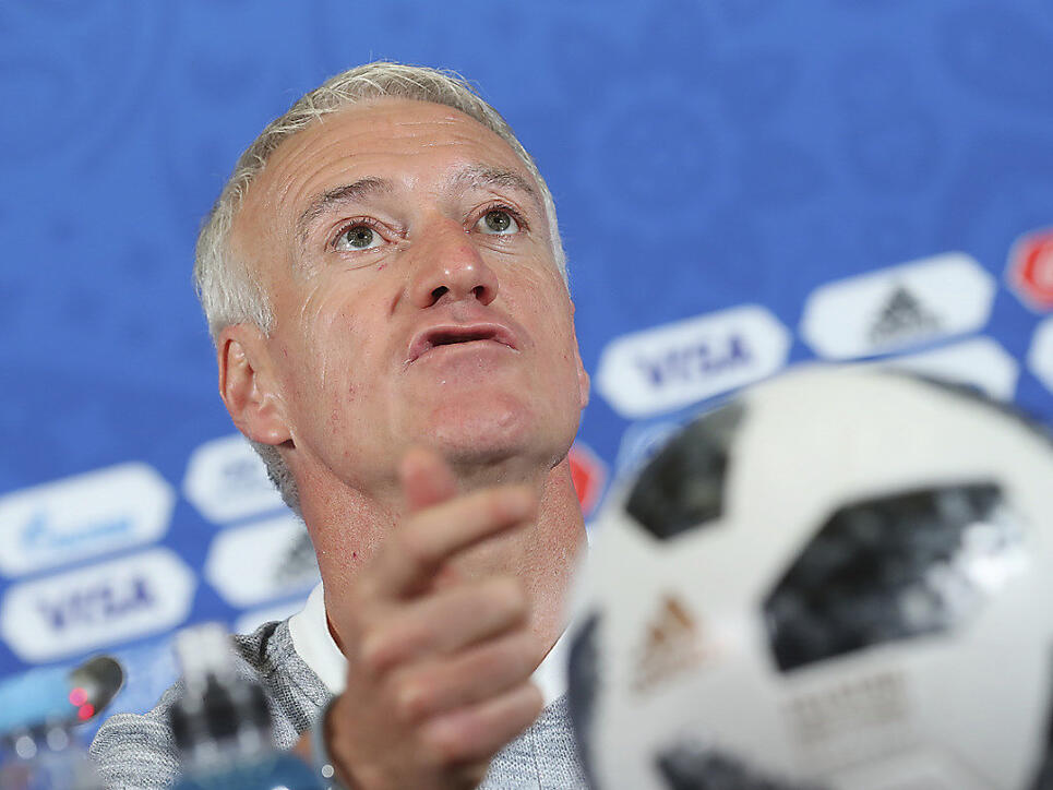 Im Auftaktspiel gegen Australien klar favorisiert: Frankreich mit Nationaltrainer Didier Deschamps