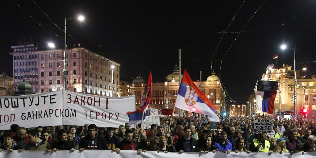 Tausende forderten am Samstag in Belgrad an einer Kundgebung faire Rahmenbedingungen für Wahlen. Sie werfen dem öffentlich-rechtlichen TV-Sender eine Bevorzugung des amtierenden Präsidenten Vucic vor.