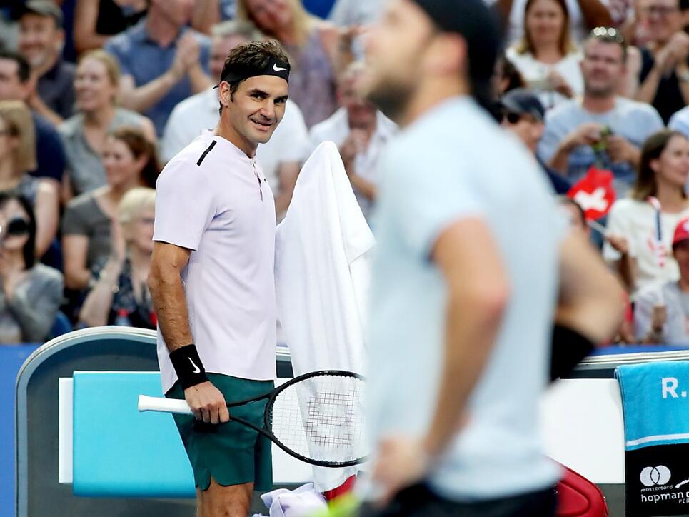 Auch Roger Federer amüsiert sich ob den Entertainer-Qualitäten seines Gegners Jack Sock