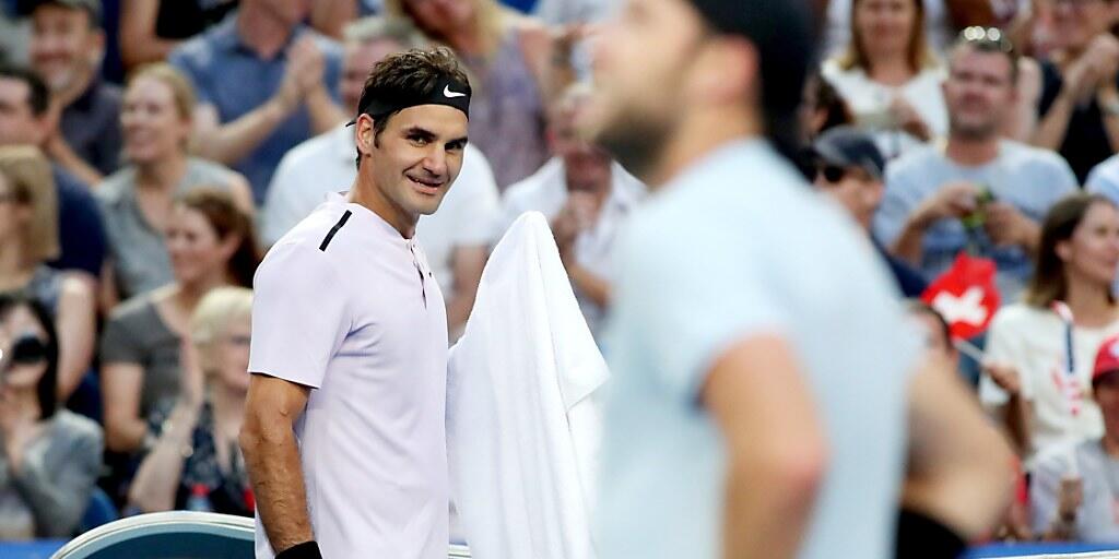 Auch Roger Federer amüsiert sich ob den Entertainer-Qualitäten seines Gegners Jack Sock