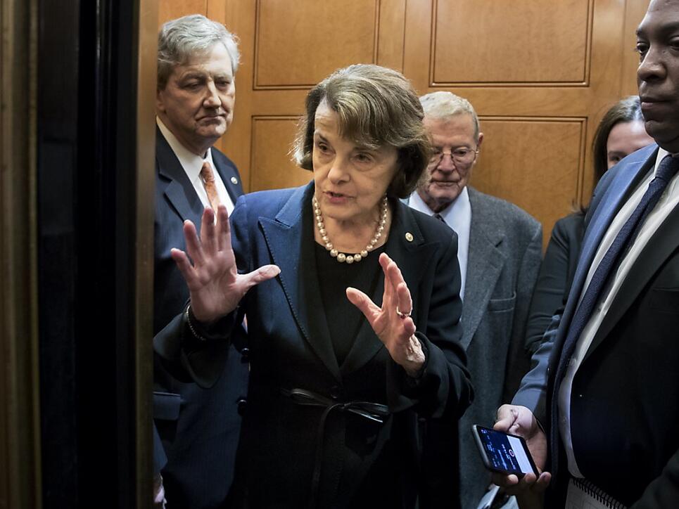 Veröffentlichte ein bisher geheimes Vernehmungsprotokoll in der Russland-Affäre um US-Präsident Donald Trump: die demokratische Senatorin Dianne Feinstein.