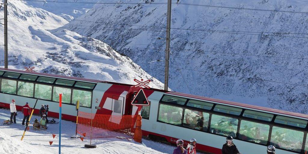 Der Glacier-Express - hier in Andermatt - kann wegen des vielen Schnees nicht mehr nach Graubünden fahren. (Archivbild)