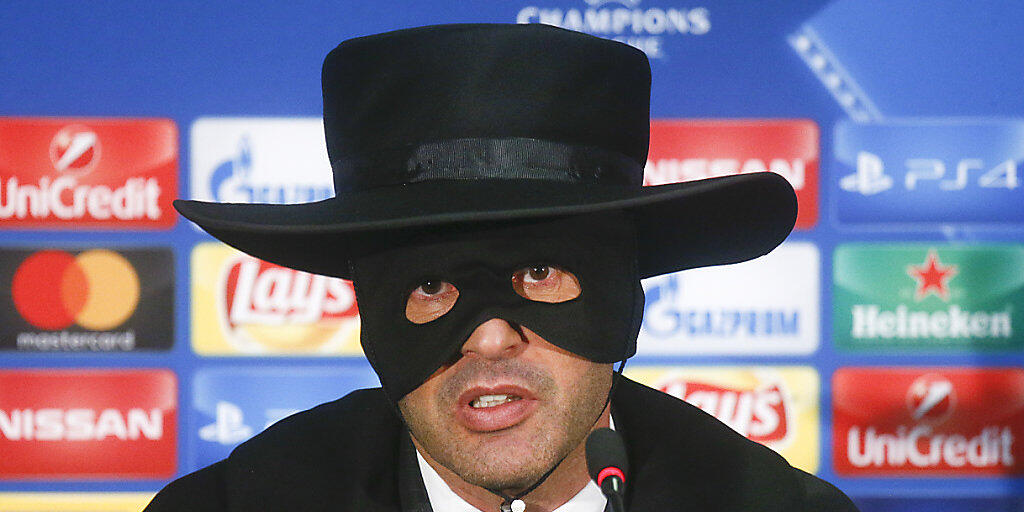 Versprechen eingelöst: Paulo Fonseca erschien 2017 als Zorro zur Pressekonferenz, nachdem sein Team Schachtar Donezk dank einem Sieg gegen Manchester City den Einzug in die Achtelfinals der Champions League geschafft hatte