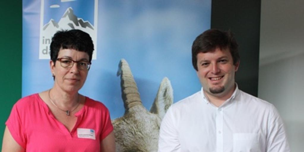 Mit einem kleinen Güterzug wollen die Geschäftsführerin der Alpen-Initiative, Lucia Lauener, und deren Präsident, Jon Pult, die Verkehrsministerin Doris Leuthard an den Auftrag zur Verlagerung der Güter auf die Schiene erinnern.