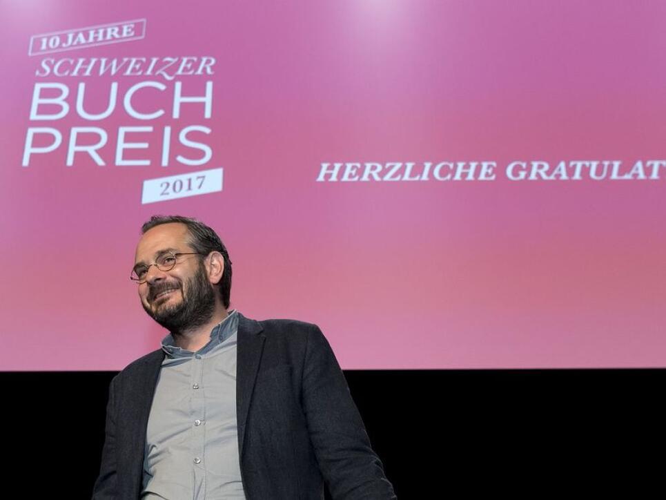 Nachfolger für Jonas Lüscher, den Träger des Buchpreises 2017, gesucht. Dieses Jahr kandidieren 85 Buchtitel. Bis am 18. September wird das Teilnehmerfeld auf fünf Nominierte reduziert, am 11. November wird der Sieger, die Siegerin gekürt.