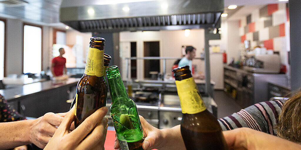 Mehrere Personen stoßen mit Bierflaschen in der gastronomischen Gesellschaft Larragorri in Vitoria-Gasteiz an. Im besonders schwer von der Corona-Krise getroffenen Spanien endet in der Nacht von Samstag auf Sonntag der seit dem 14. März bestehende Notstand zur Eindämmung der Pandemie. Foto: Iñaki Berasaluce/EUROPA PRESS/dpa Mehrere Personen stoßen mit Bierflaschen in der gastronomischen Gesellschaft Larragorri in Vitoria-Gasteiz an. Im besonders schwer von der Corona-Krise getroffenen Spanien endet in der Nacht von Samstag auf Sonntag der seit dem 14. März bestehende Notstand zur Eindämmung der Pandemie. Foto: Iñaki Berasaluce/EUROPA PRESS/dpa