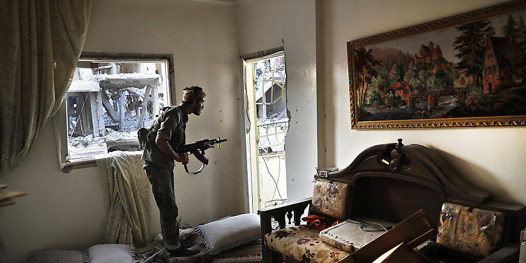 Ein Kämpfer des SDF bringt sich in einer zerstörten Wohnung an der Frontlinie in der umkämpfen Stadt Rakka in Stellung gegen die Kämpfer des IS. (Archivbild)