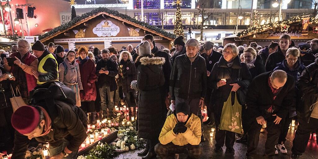 Trauer nach dem Anschlag auf einen Berliner Weihnachtsmarkt im Dezember 2016. Die Polizei gibt sich in einem Bericht zu ihrem Vorgehen selbstkritisch. Trauer nach dem Anschlag auf einen Berliner Weihnachtsmarkt im Dezember 2016. Die Polizei gibt sich in einem Bericht zu ihrem Vorgehen selbstkritisch.