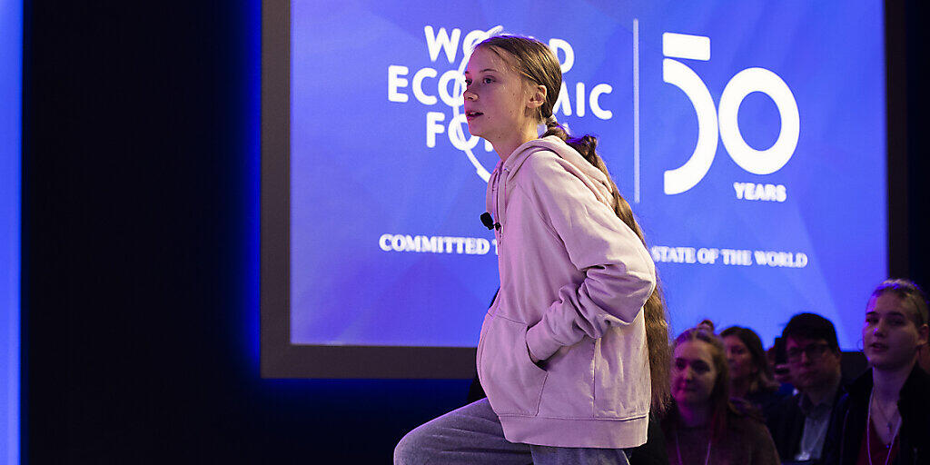Greta Thunberg betritt die Bühne am WEF.