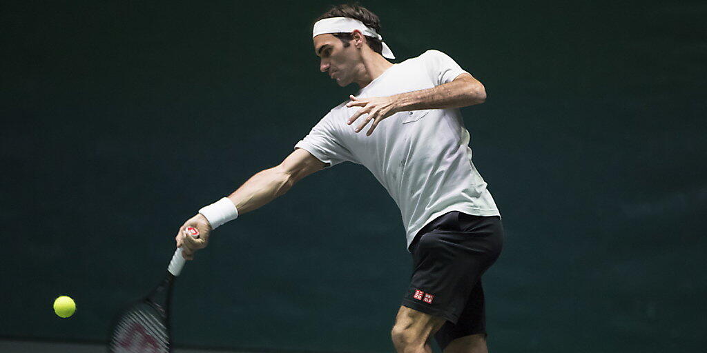 Roger Federer freundet sich in Paris-Bercy im Training mit der Unterlage an