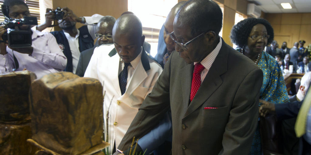 Robert Mugabe am Dienstag beim Anschneiden seiner Geburtstagstorte.